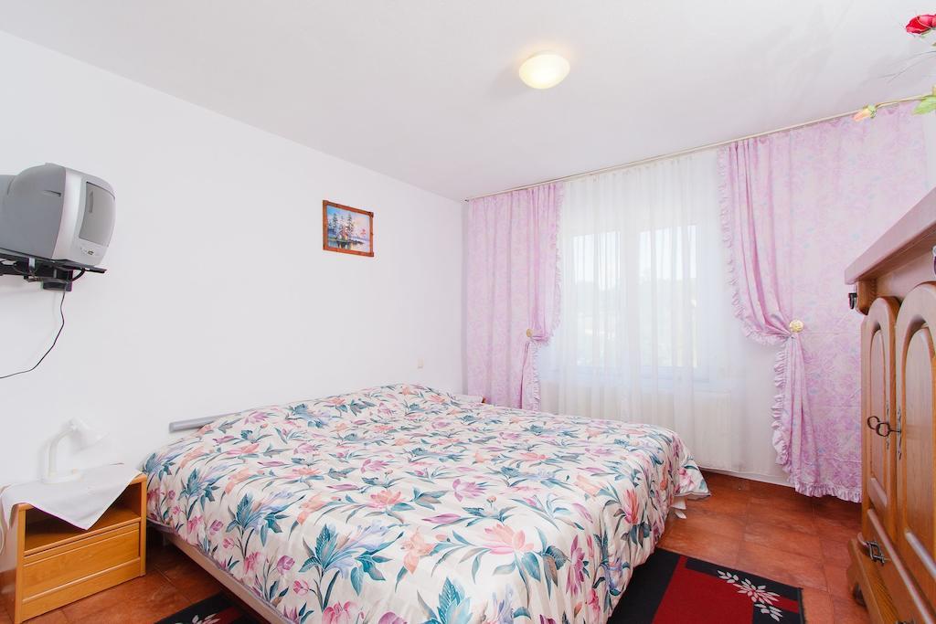 Motel Evrica Horezu Bilik gambar