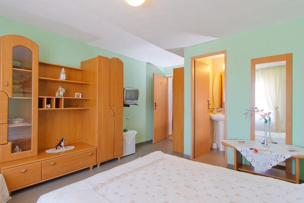 Motel Evrica Horezu Bilik gambar
